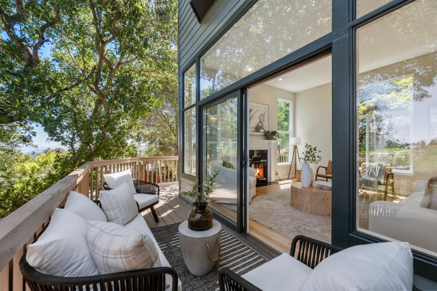 Detail Gallery Image 21 of 111 For 3554 Oak Knoll Dr, Redwood City,  CA 94062 - 3 Beds | 2/1 Baths