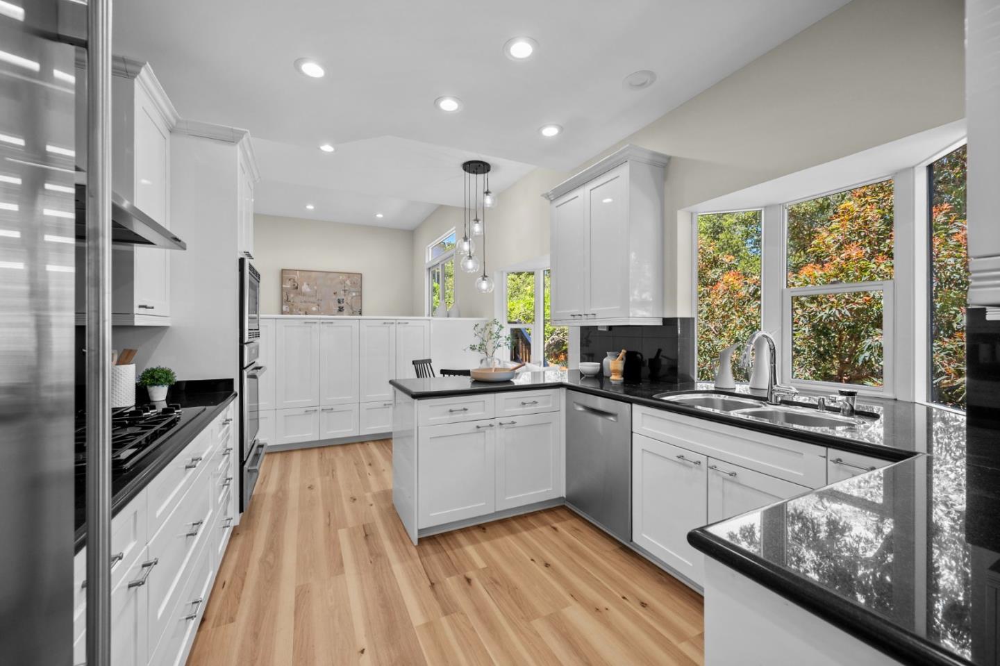 Detail Gallery Image 33 of 111 For 3554 Oak Knoll Dr, Redwood City,  CA 94062 - 3 Beds | 2/1 Baths