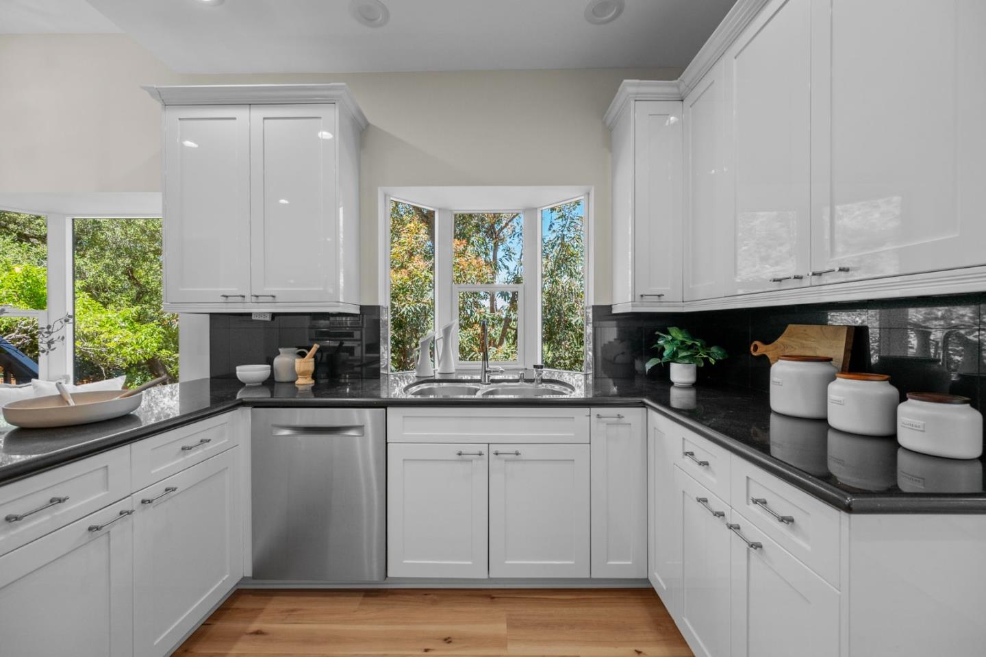 Detail Gallery Image 34 of 111 For 3554 Oak Knoll Dr, Redwood City,  CA 94062 - 3 Beds | 2/1 Baths