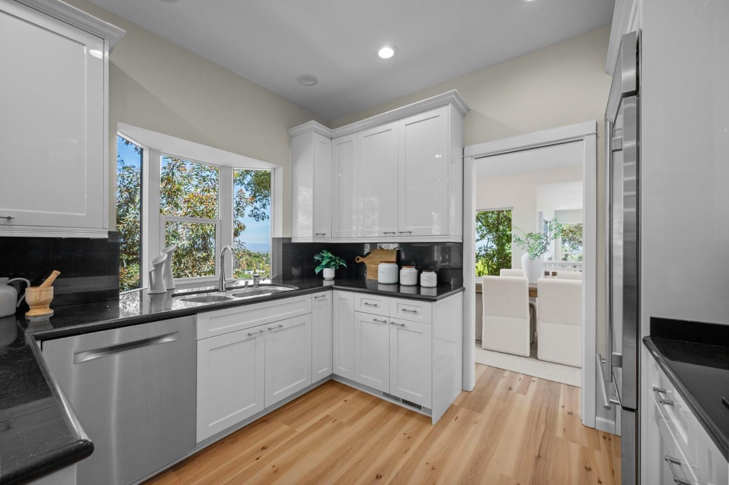 Detail Gallery Image 36 of 111 For 3554 Oak Knoll Dr, Redwood City,  CA 94062 - 3 Beds | 2/1 Baths