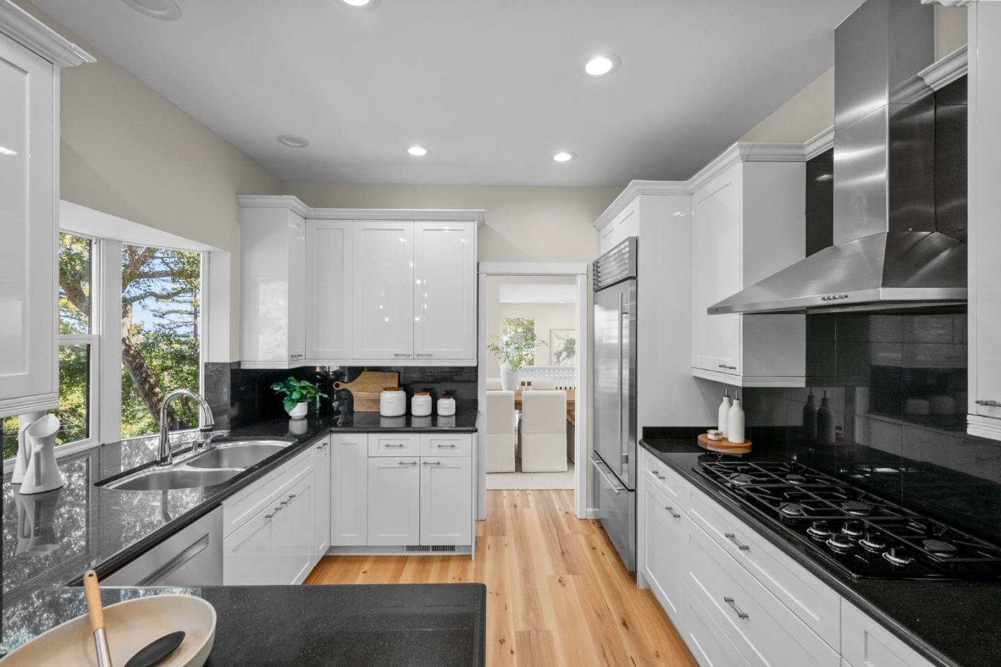 Detail Gallery Image 37 of 111 For 3554 Oak Knoll Dr, Redwood City,  CA 94062 - 3 Beds | 2/1 Baths