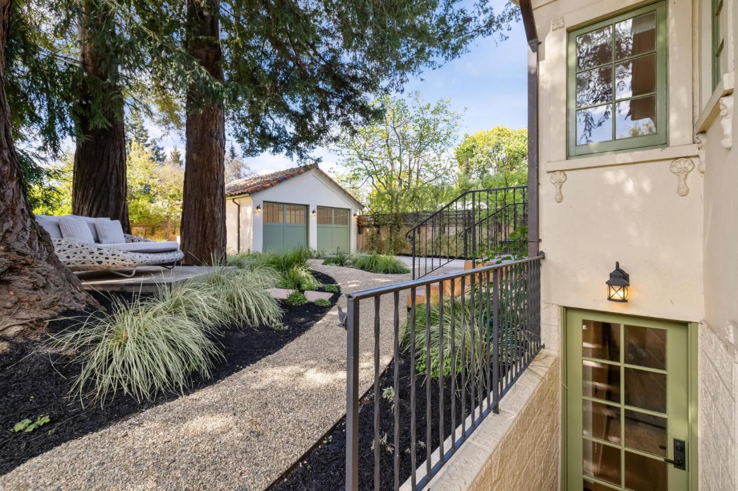 Detail Gallery Image 27 of 48 For 957 University Dr, Menlo Park,  CA 94025 - 4 Beds | 3 Baths