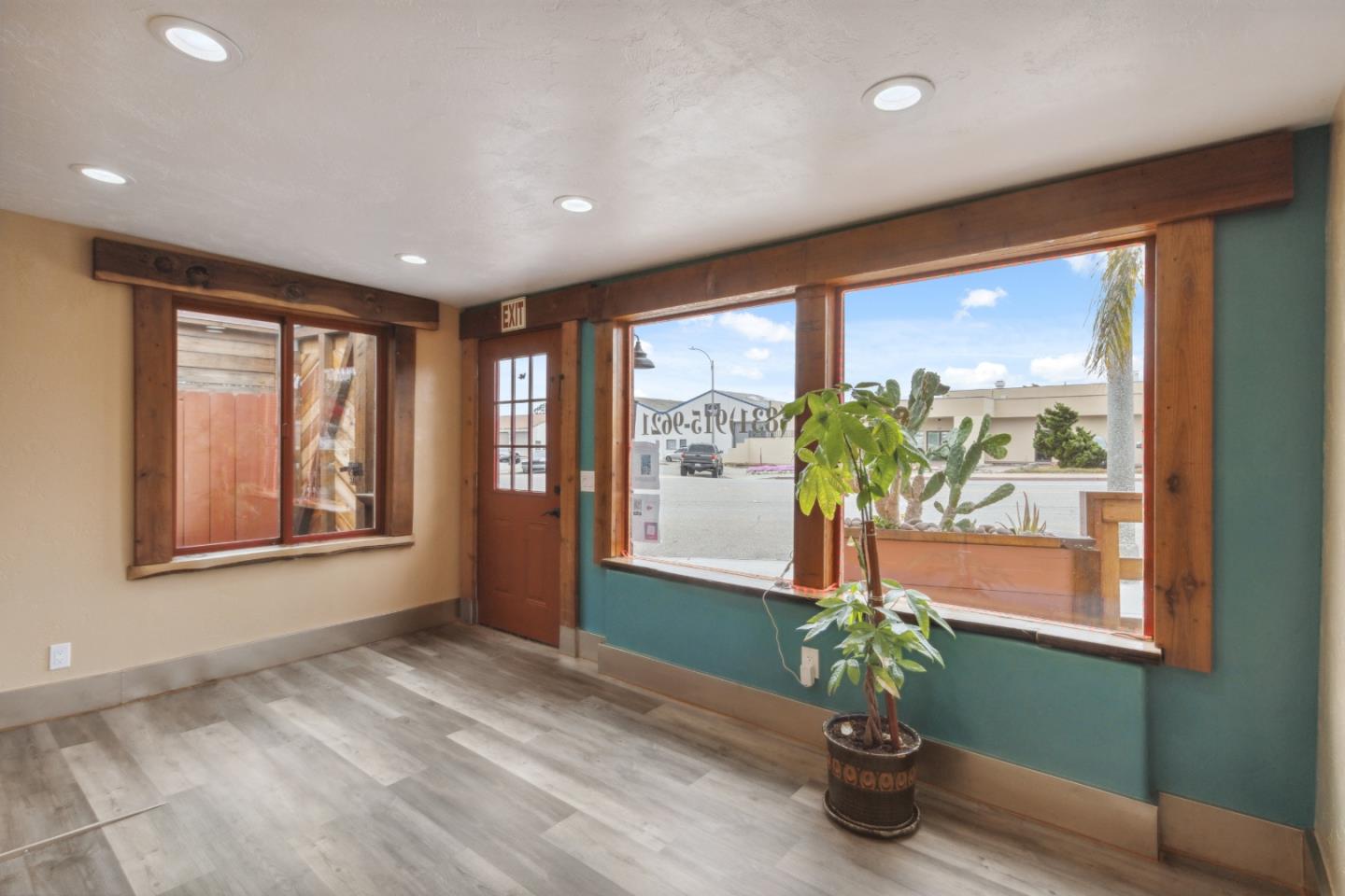 Detail Gallery Image 3 of 30 For 1637 Del Monte Blvd #B,  Seaside,  CA 93955 - – Beds | – Baths