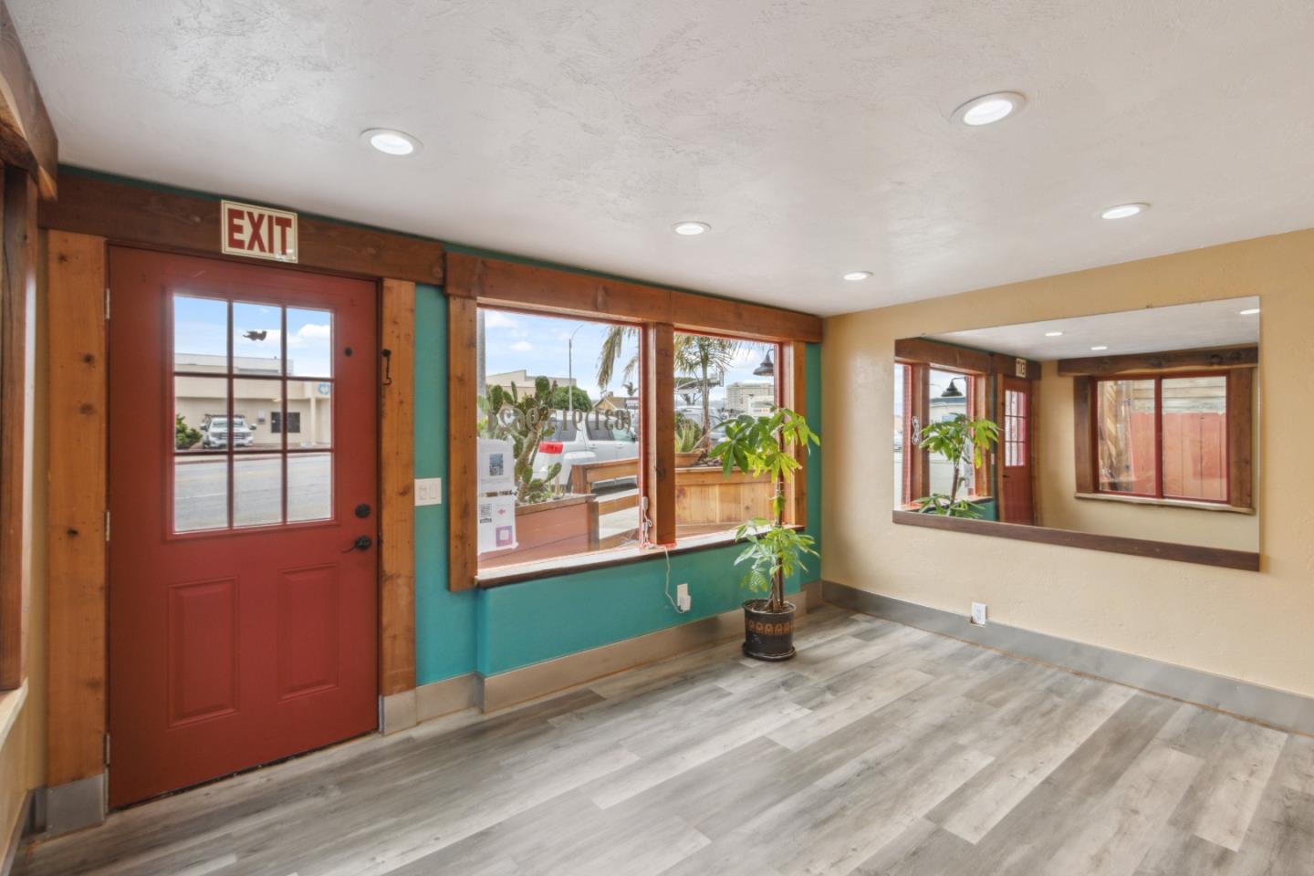 Detail Gallery Image 4 of 30 For 1637 Del Monte Blvd #B,  Seaside,  CA 93955 - – Beds | – Baths