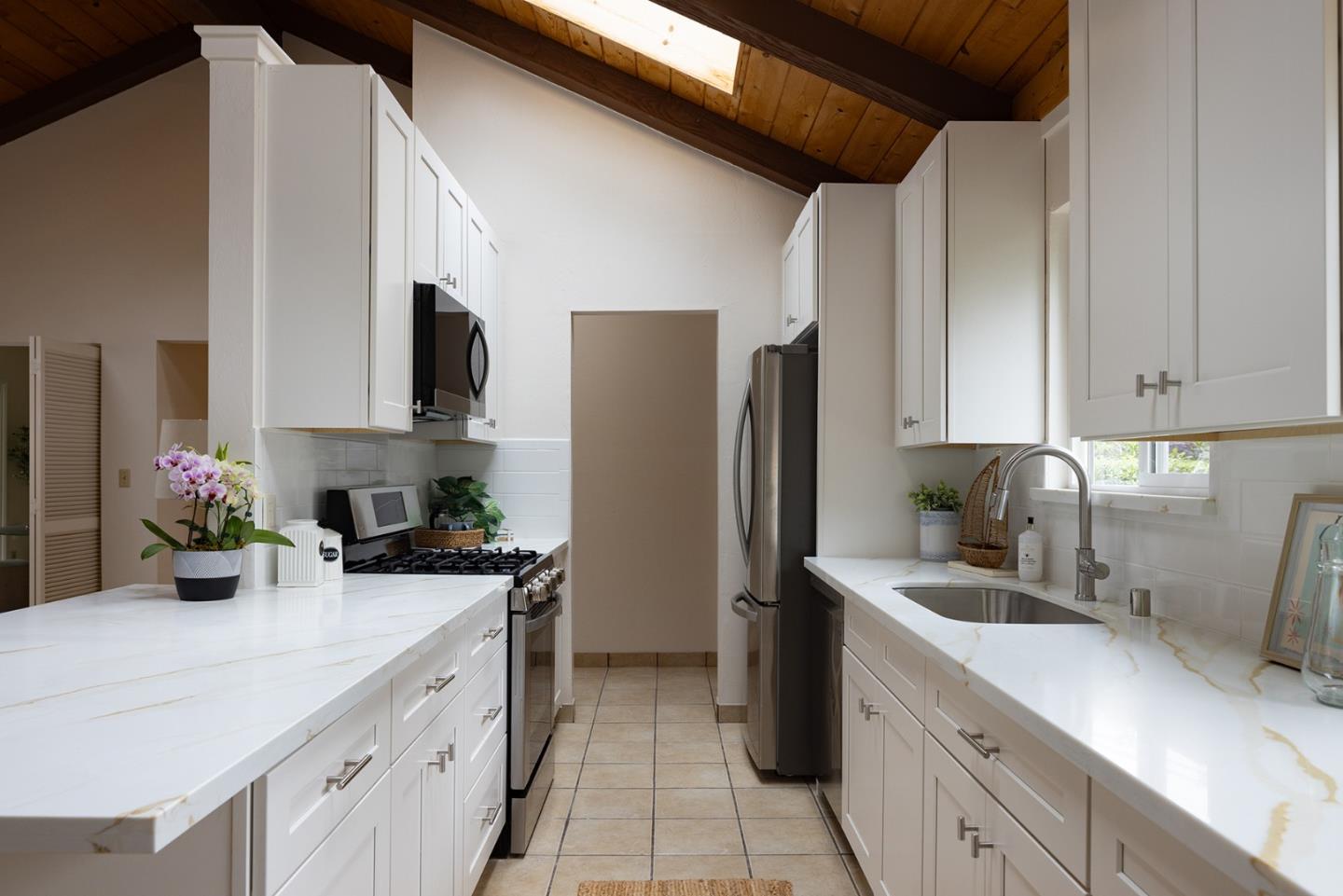 Detail Gallery Image 10 of 23 For 3391 Carpenter Rd, Carmel,  CA 93923 - 2 Beds | 2 Baths