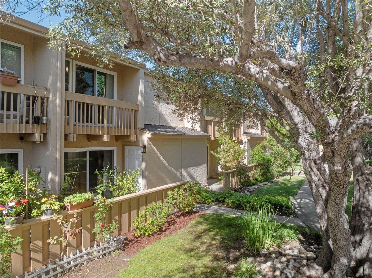 Detail Gallery Image 1 of 20 For 125 Connemara Way #16,  Sunnyvale,  CA 94087 - 2 Beds | 1/1 Baths