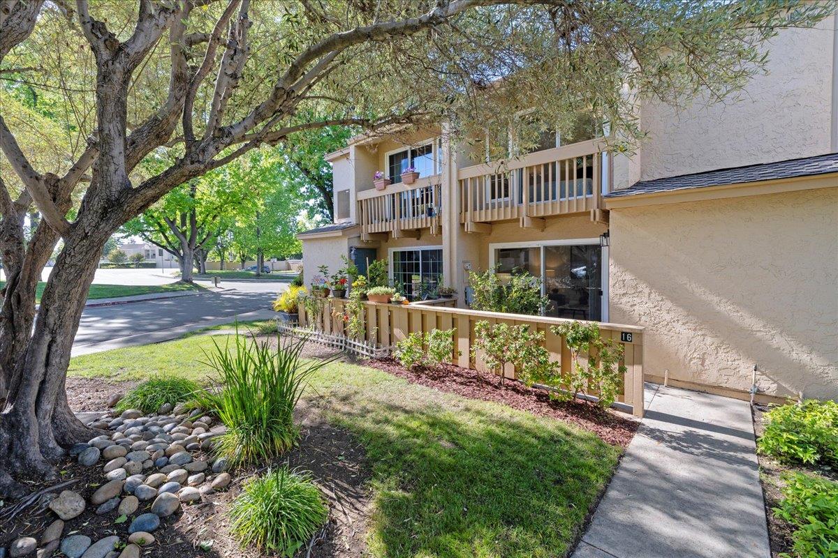 Detail Gallery Image 4 of 20 For 125 Connemara Way #16,  Sunnyvale,  CA 94087 - 2 Beds | 1/1 Baths