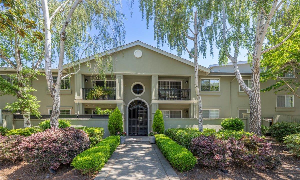 Detail Gallery Image 1 of 17 For 20 Willow Rd #13,  Menlo Park,  CA 94025 - 2 Beds | 2 Baths