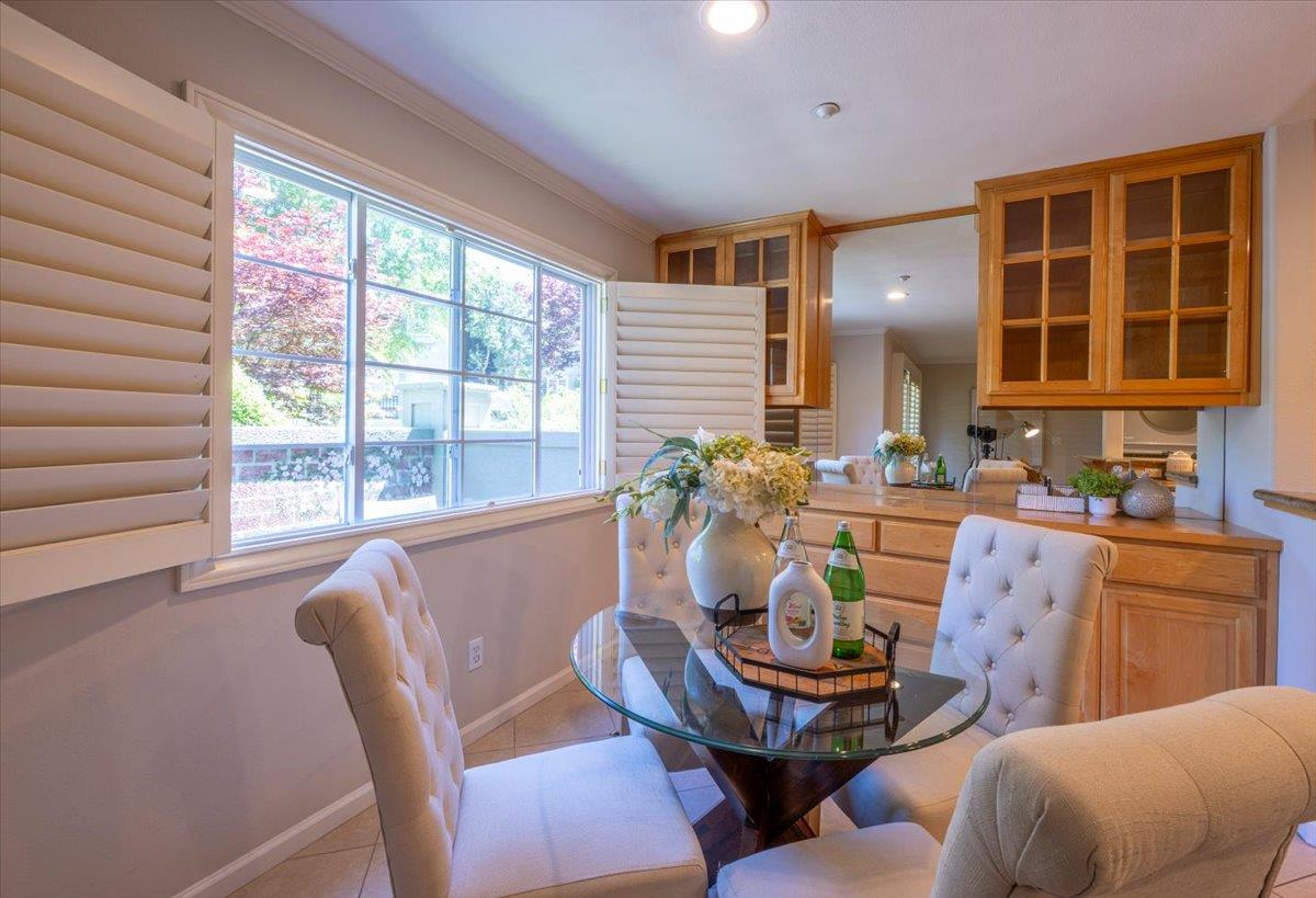 Detail Gallery Image 10 of 17 For 20 Willow Rd #13,  Menlo Park,  CA 94025 - 2 Beds | 2 Baths