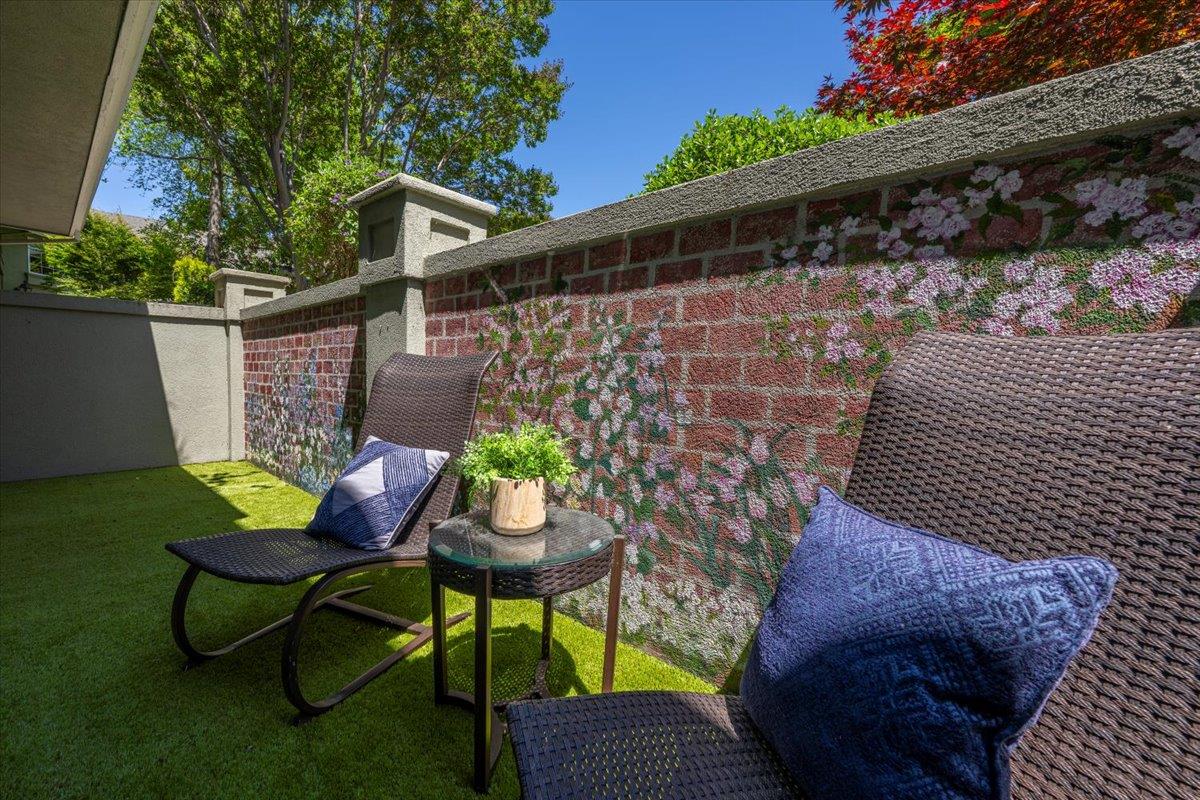 Detail Gallery Image 16 of 17 For 20 Willow Rd #13,  Menlo Park,  CA 94025 - 2 Beds | 2 Baths