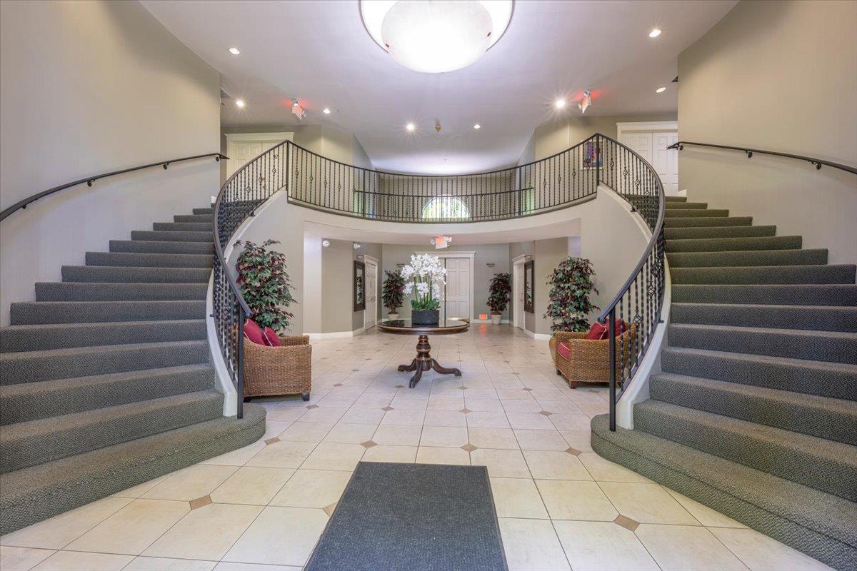 Detail Gallery Image 2 of 17 For 20 Willow Rd #13,  Menlo Park,  CA 94025 - 2 Beds | 2 Baths
