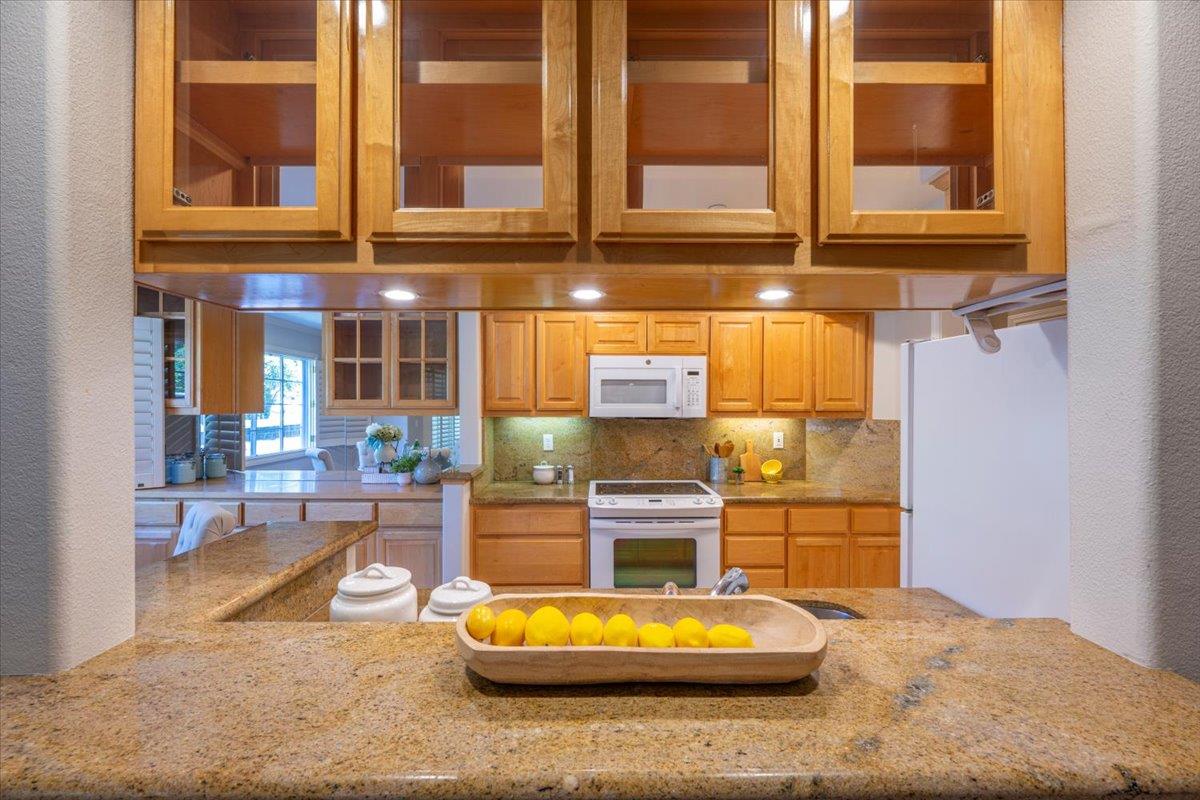 Detail Gallery Image 6 of 17 For 20 Willow Rd #13,  Menlo Park,  CA 94025 - 2 Beds | 2 Baths