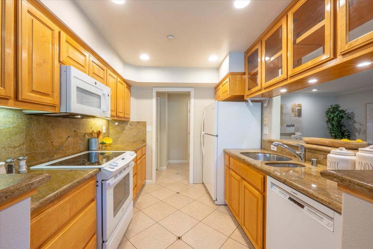 Detail Gallery Image 7 of 17 For 20 Willow Rd #13,  Menlo Park,  CA 94025 - 2 Beds | 2 Baths