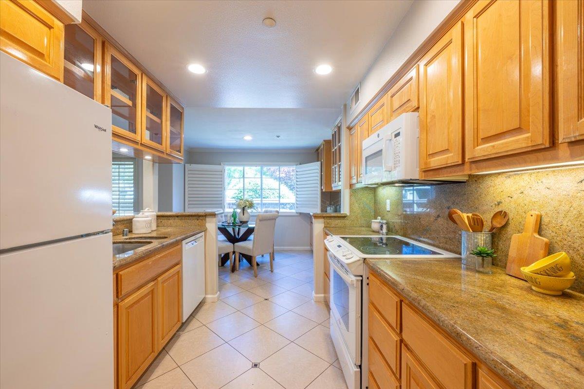 Detail Gallery Image 8 of 17 For 20 Willow Rd #13,  Menlo Park,  CA 94025 - 2 Beds | 2 Baths