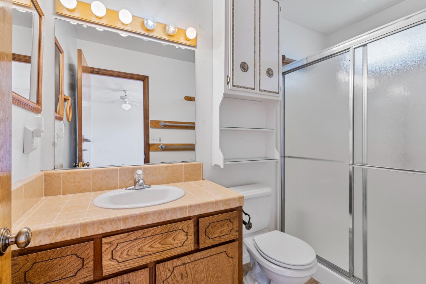 Detail Gallery Image 14 of 35 For 220 Holliday Dr, Hollister,  CA 95023 - 3 Beds | 2 Baths
