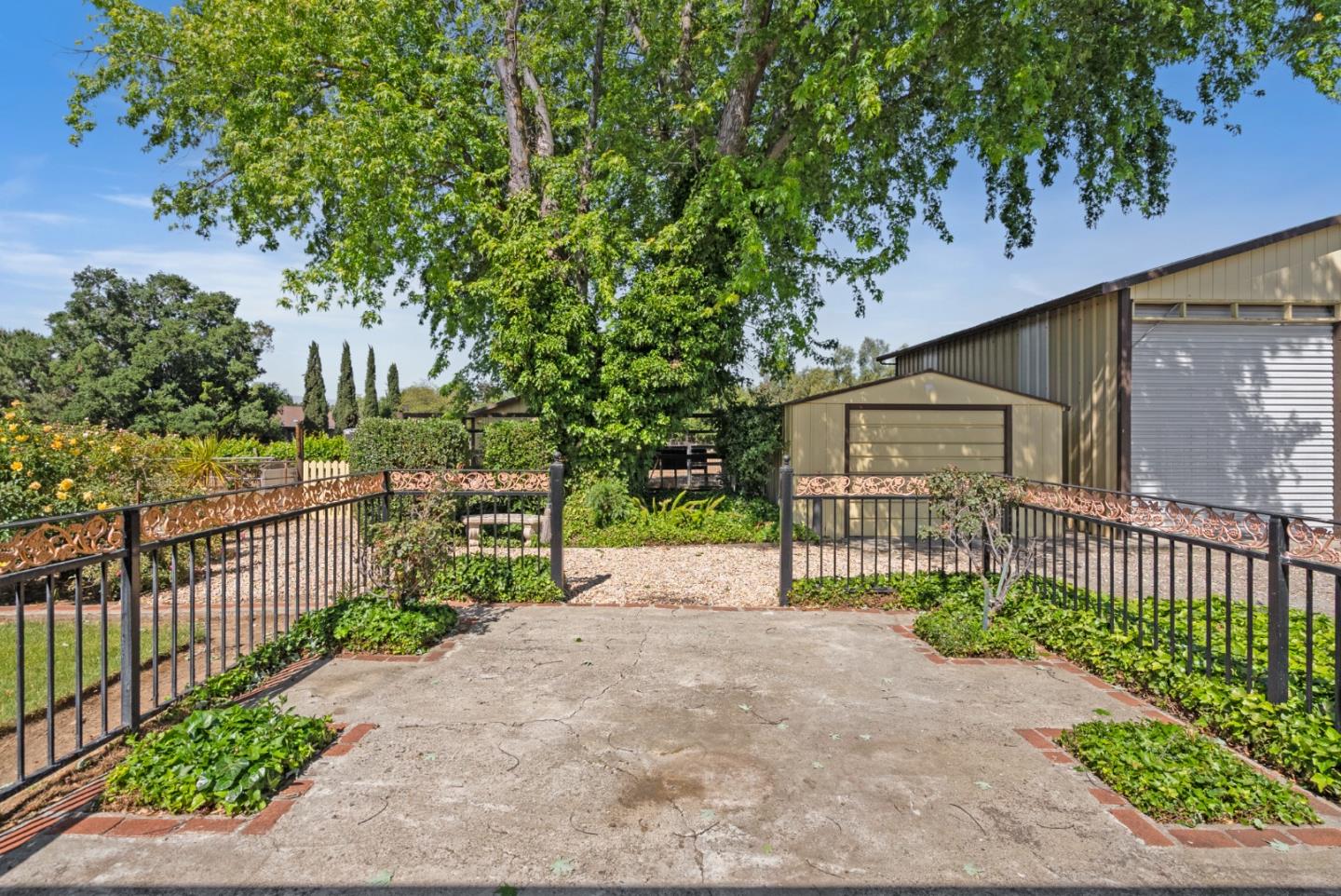 Detail Gallery Image 15 of 35 For 220 Holliday Dr, Hollister,  CA 95023 - 3 Beds | 2 Baths