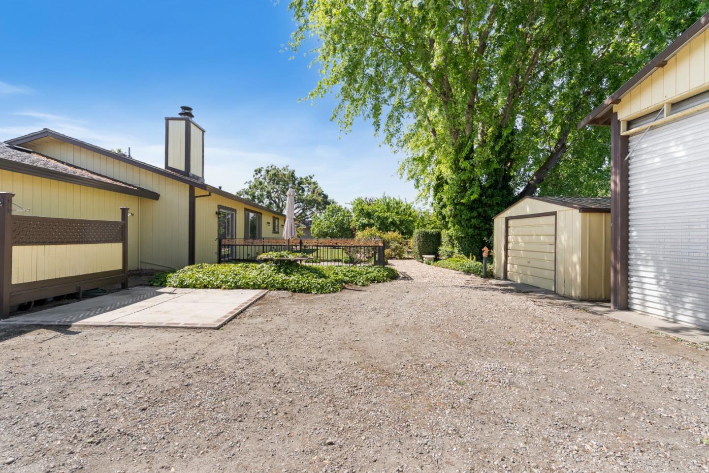 Detail Gallery Image 16 of 35 For 220 Holliday Dr, Hollister,  CA 95023 - 3 Beds | 2 Baths