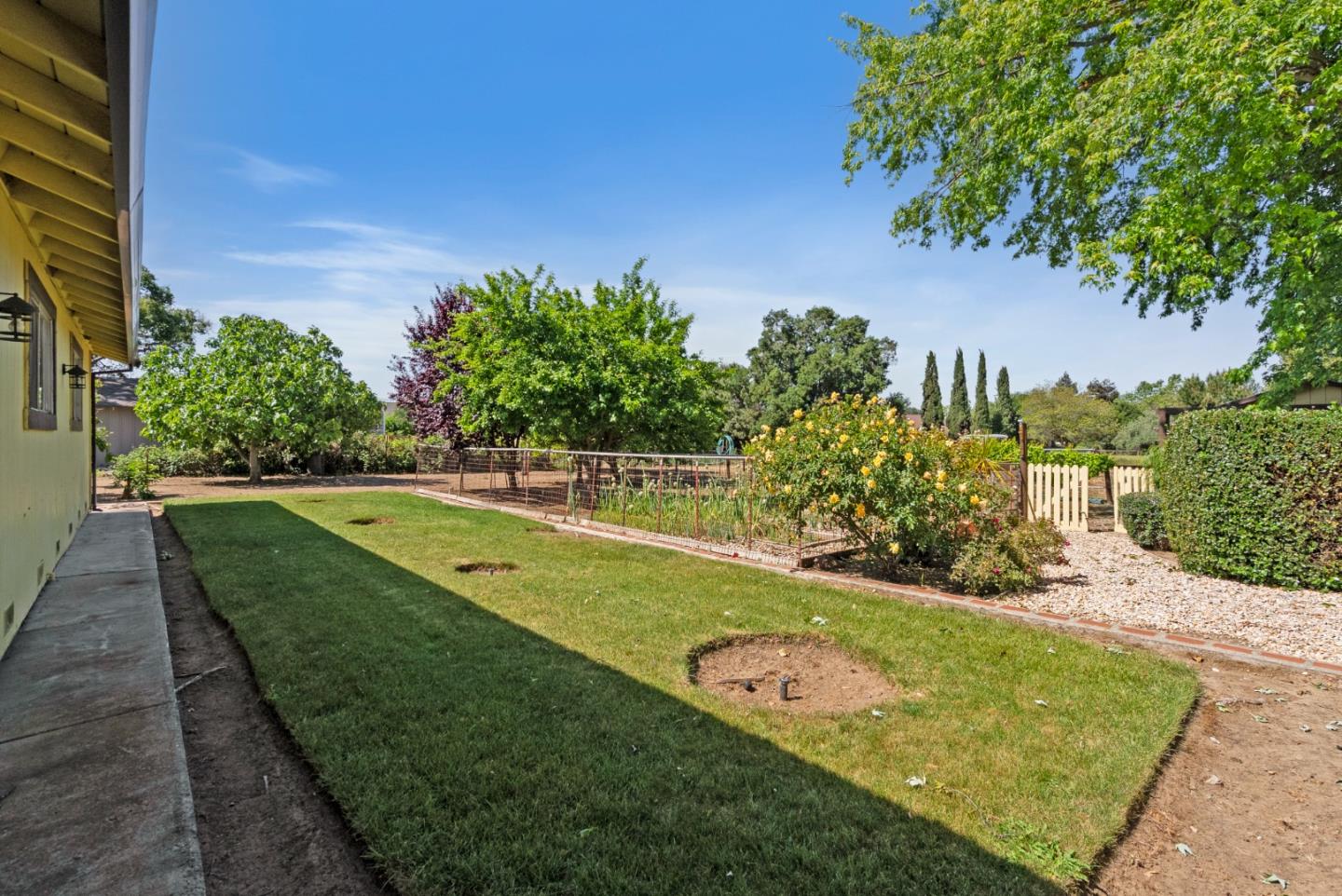 Detail Gallery Image 18 of 35 For 220 Holliday Dr, Hollister,  CA 95023 - 3 Beds | 2 Baths