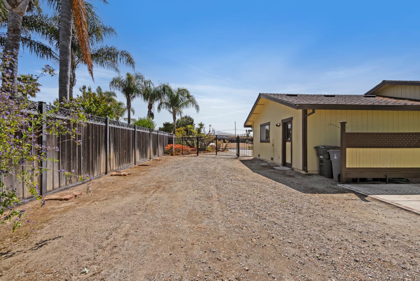 Detail Gallery Image 19 of 35 For 220 Holliday Dr, Hollister,  CA 95023 - 3 Beds | 2 Baths