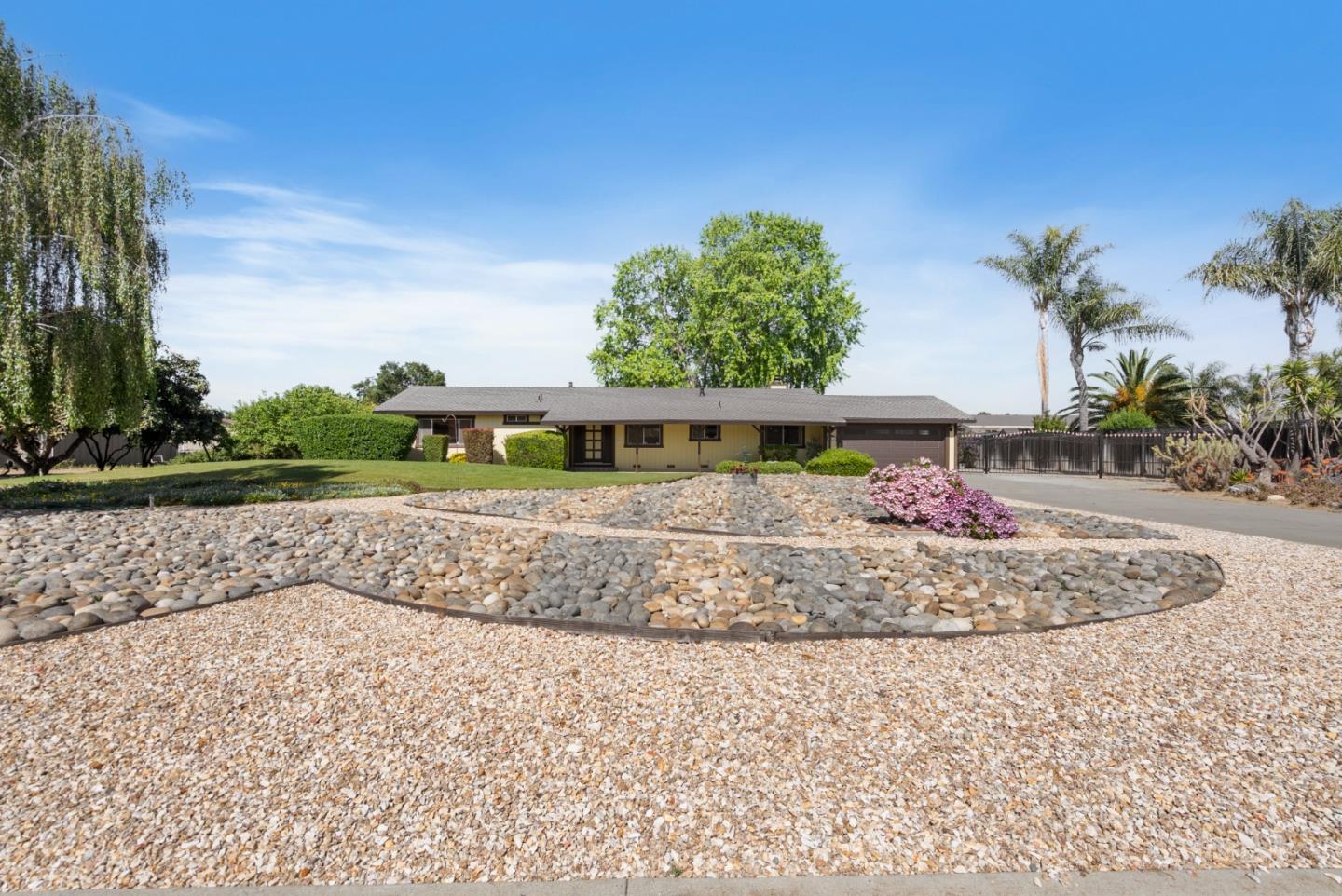 Detail Gallery Image 2 of 35 For 220 Holliday Dr, Hollister,  CA 95023 - 3 Beds | 2 Baths