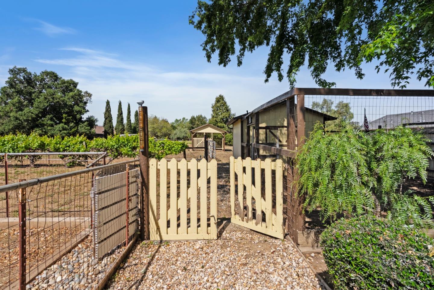 Detail Gallery Image 24 of 35 For 220 Holliday Dr, Hollister,  CA 95023 - 3 Beds | 2 Baths