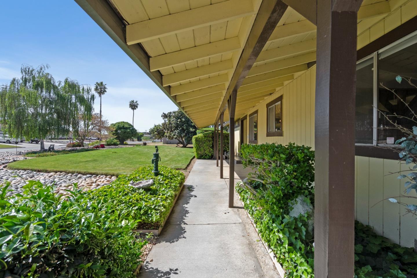 Detail Gallery Image 3 of 35 For 220 Holliday Dr, Hollister,  CA 95023 - 3 Beds | 2 Baths