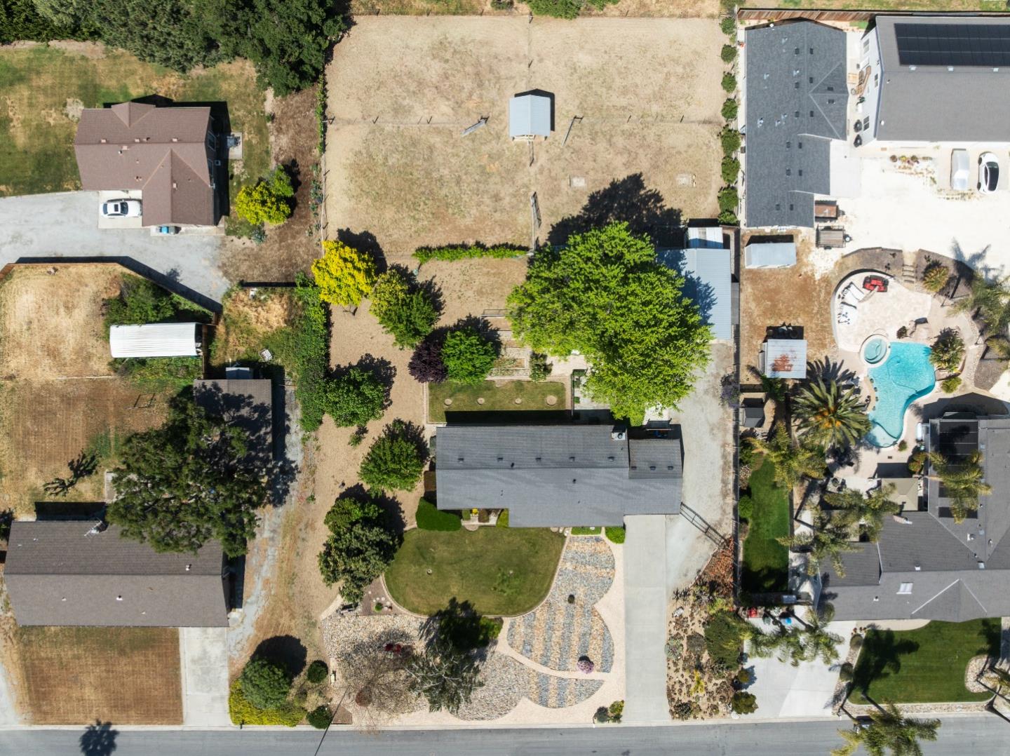 Detail Gallery Image 32 of 35 For 220 Holliday Dr, Hollister,  CA 95023 - 3 Beds | 2 Baths