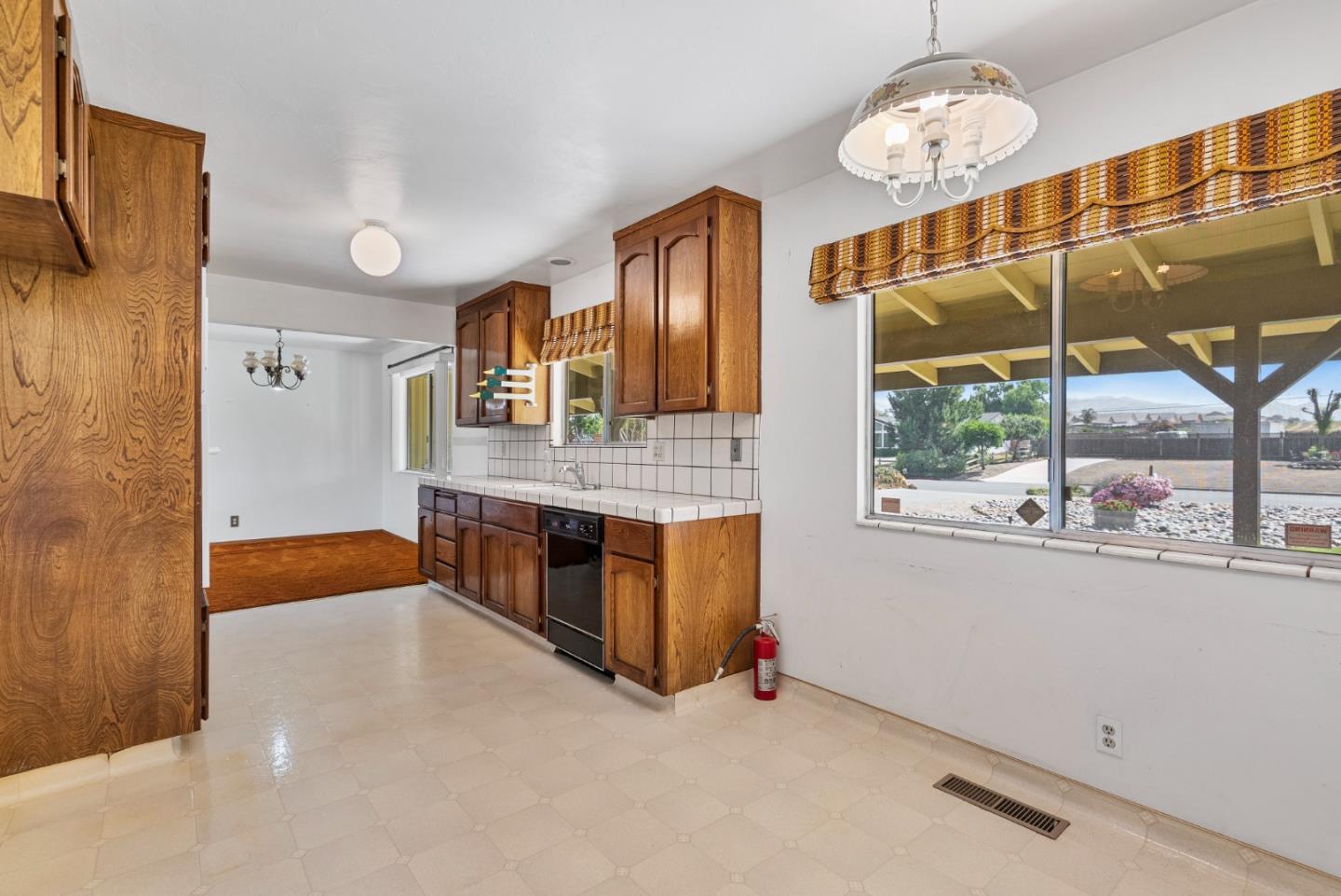 Detail Gallery Image 4 of 35 For 220 Holliday Dr, Hollister,  CA 95023 - 3 Beds | 2 Baths