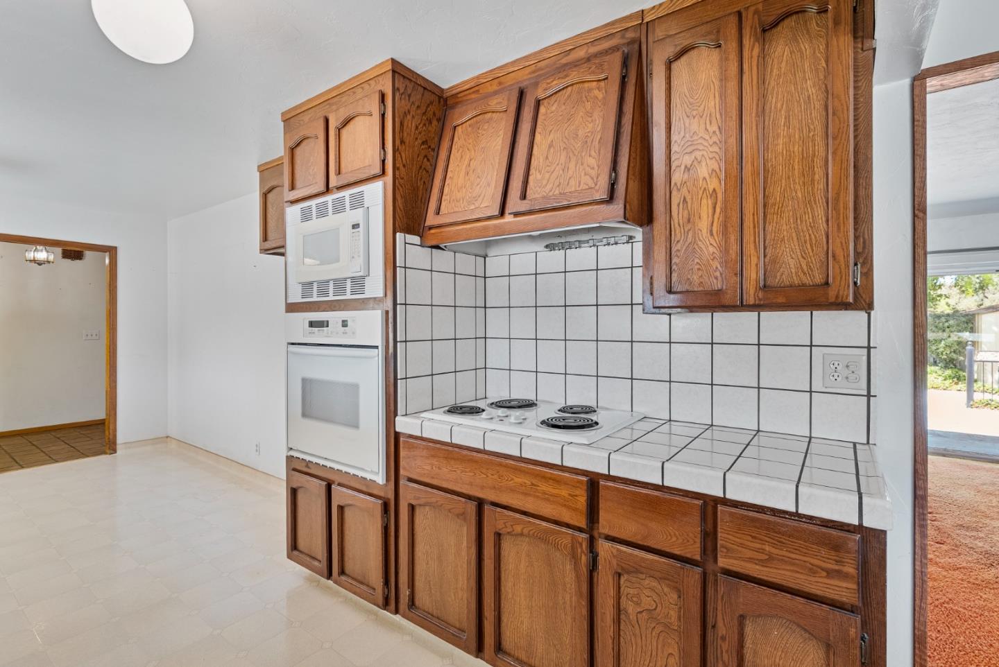 Detail Gallery Image 5 of 35 For 220 Holliday Dr, Hollister,  CA 95023 - 3 Beds | 2 Baths