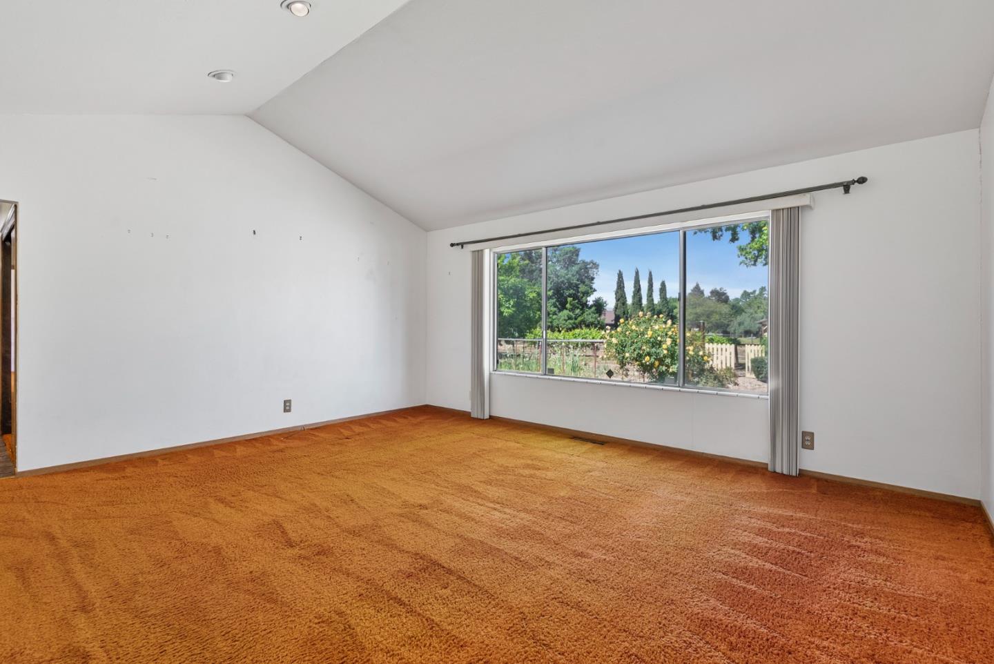 Detail Gallery Image 7 of 35 For 220 Holliday Dr, Hollister,  CA 95023 - 3 Beds | 2 Baths