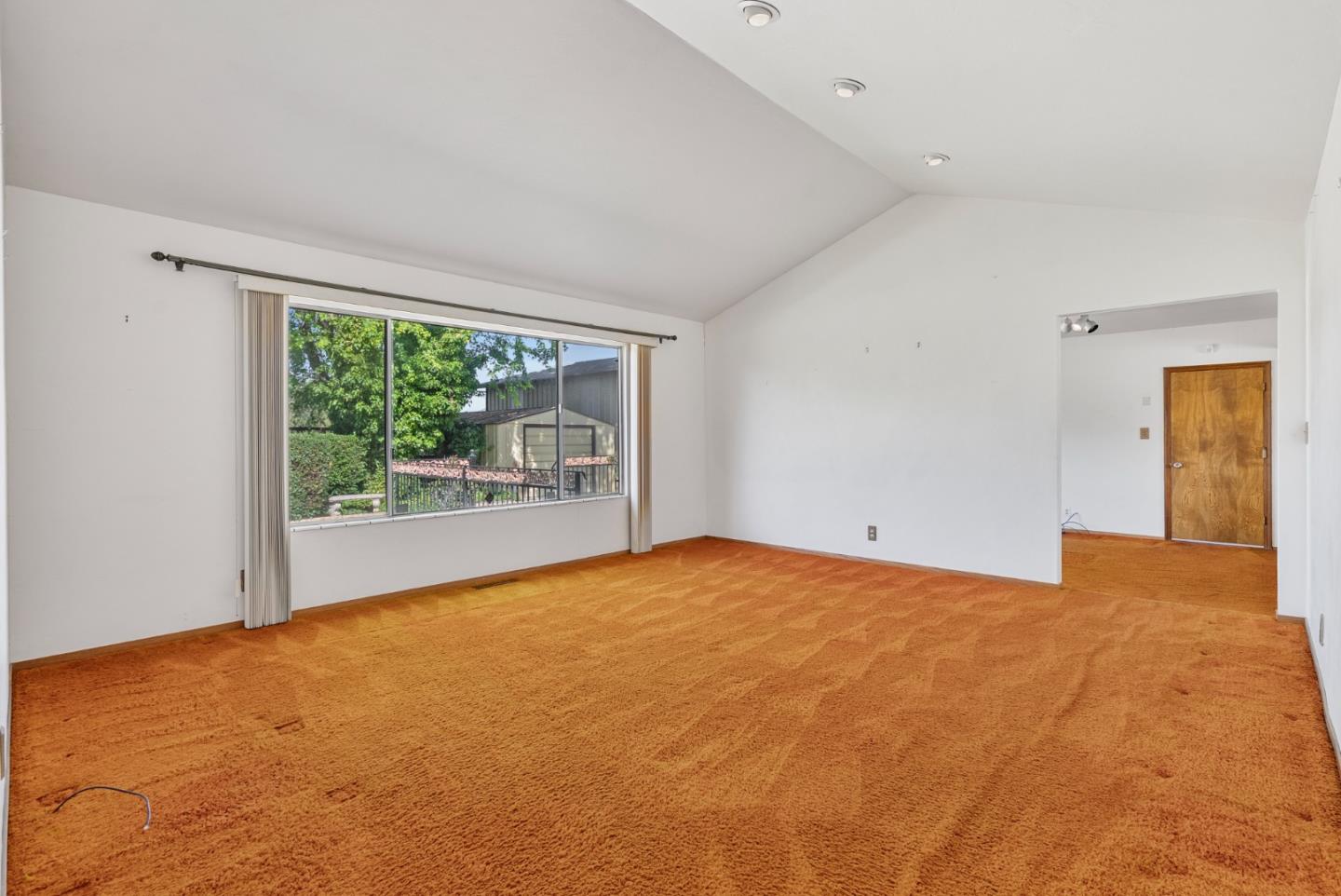 Detail Gallery Image 8 of 35 For 220 Holliday Dr, Hollister,  CA 95023 - 3 Beds | 2 Baths