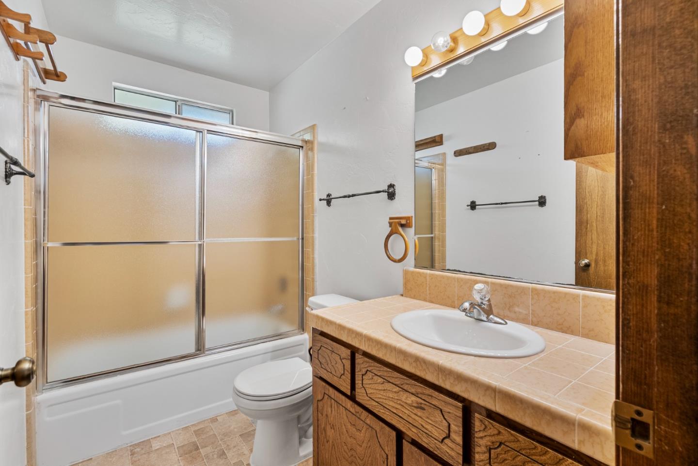 Detail Gallery Image 9 of 35 For 220 Holliday Dr, Hollister,  CA 95023 - 3 Beds | 2 Baths