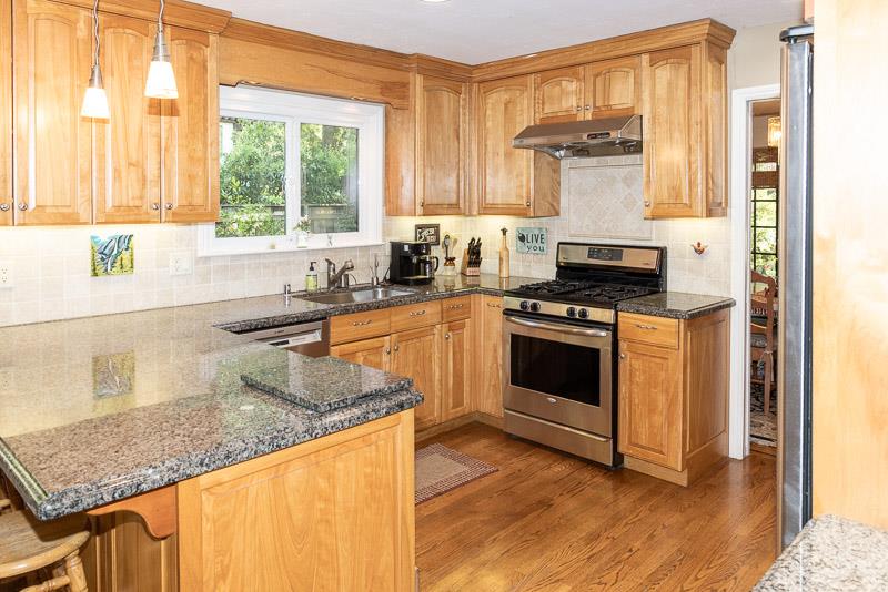 Detail Gallery Image 4 of 20 For 3523 Oak Dr, Menlo Park,  CA 94025 - 4 Beds | 2/1 Baths