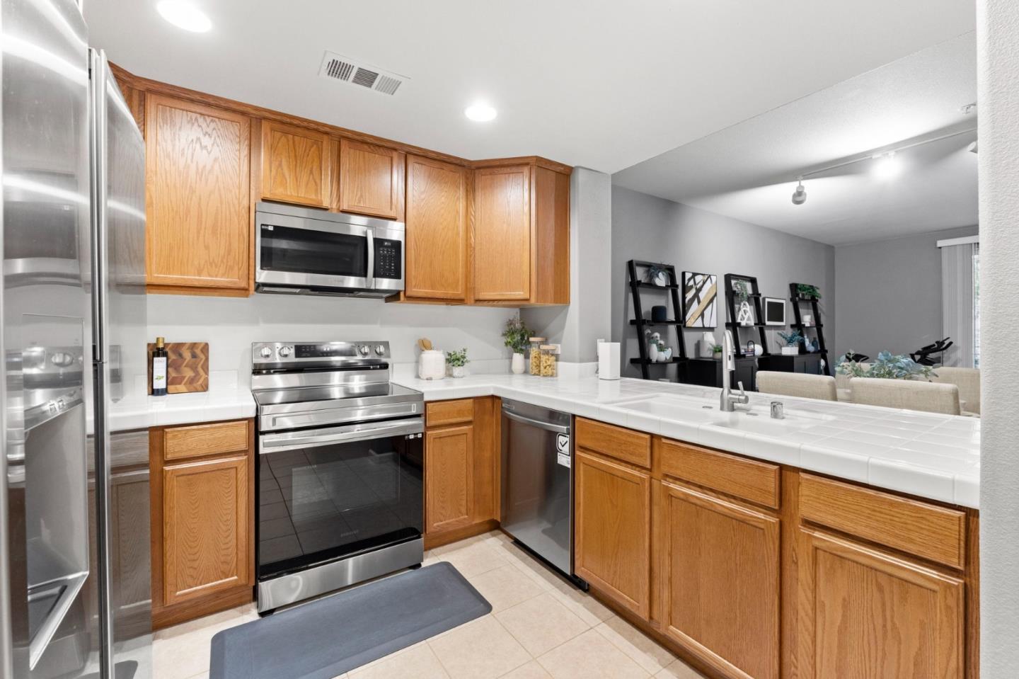 Detail Gallery Image 3 of 9 For 809 Auzerais #209,  San Jose,  CA 95126 - 1 Beds | 1/1 Baths