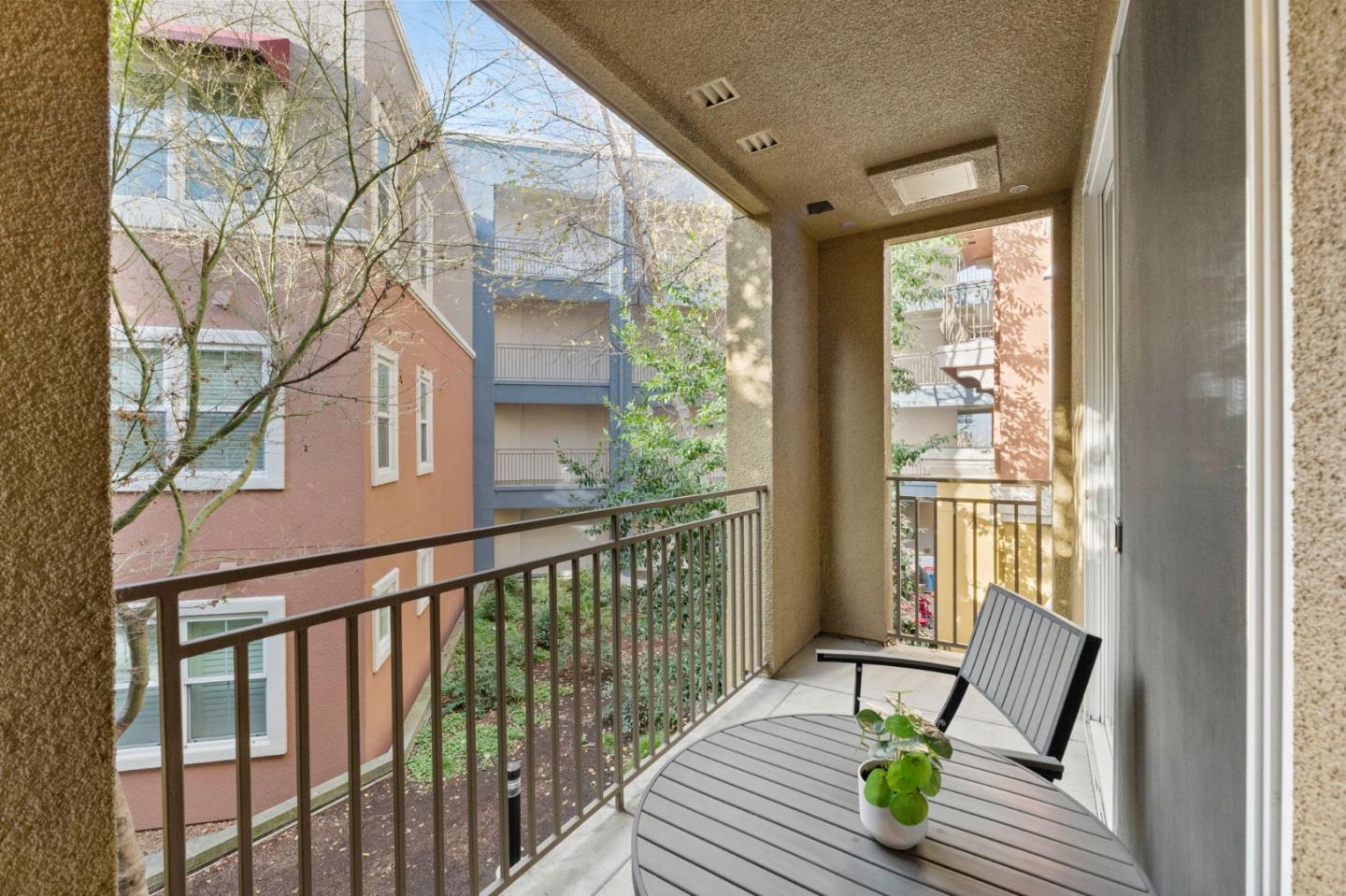 Detail Gallery Image 8 of 9 For 809 Auzerais #209,  San Jose,  CA 95126 - 1 Beds | 1/1 Baths