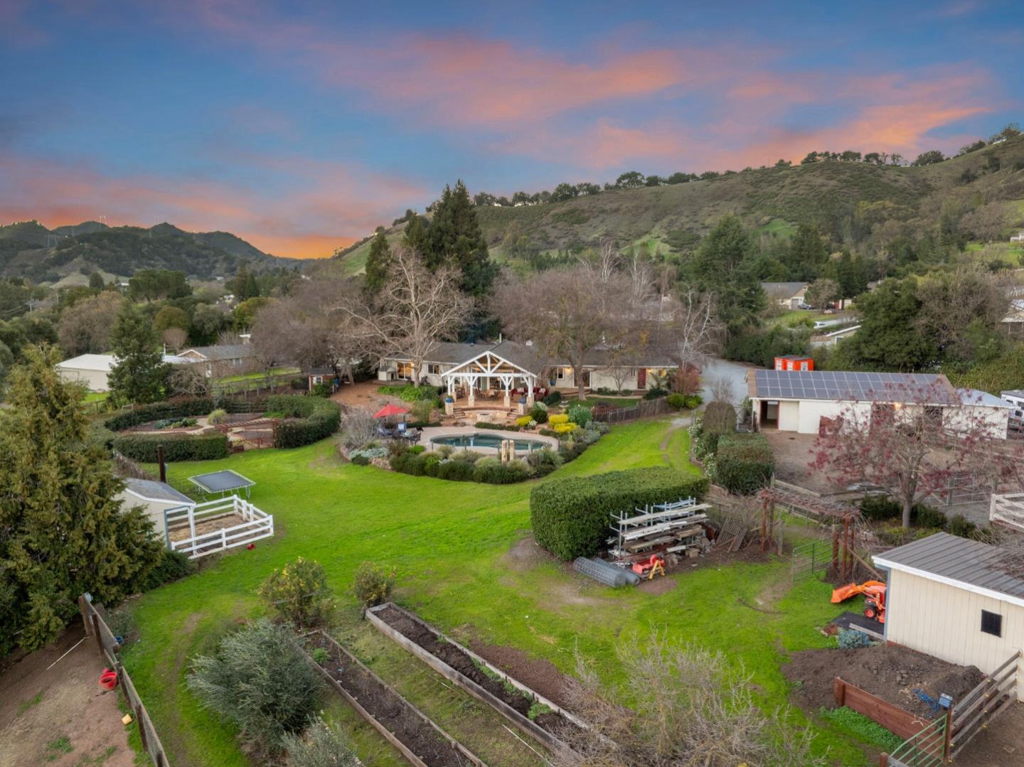 Detail Gallery Image 6 of 51 For 12170 Calle Uvas, Gilroy,  CA 95020 - 4 Beds | 2/1 Baths