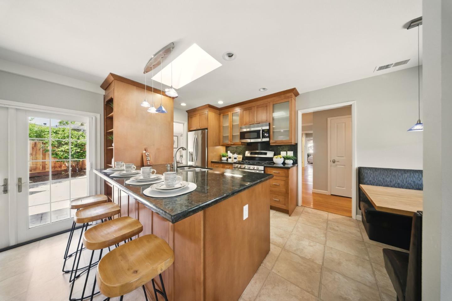 Detail Gallery Image 11 of 38 For 1079 Brighton Pl, Mountain View,  CA 94040 - 4 Beds | 2/1 Baths