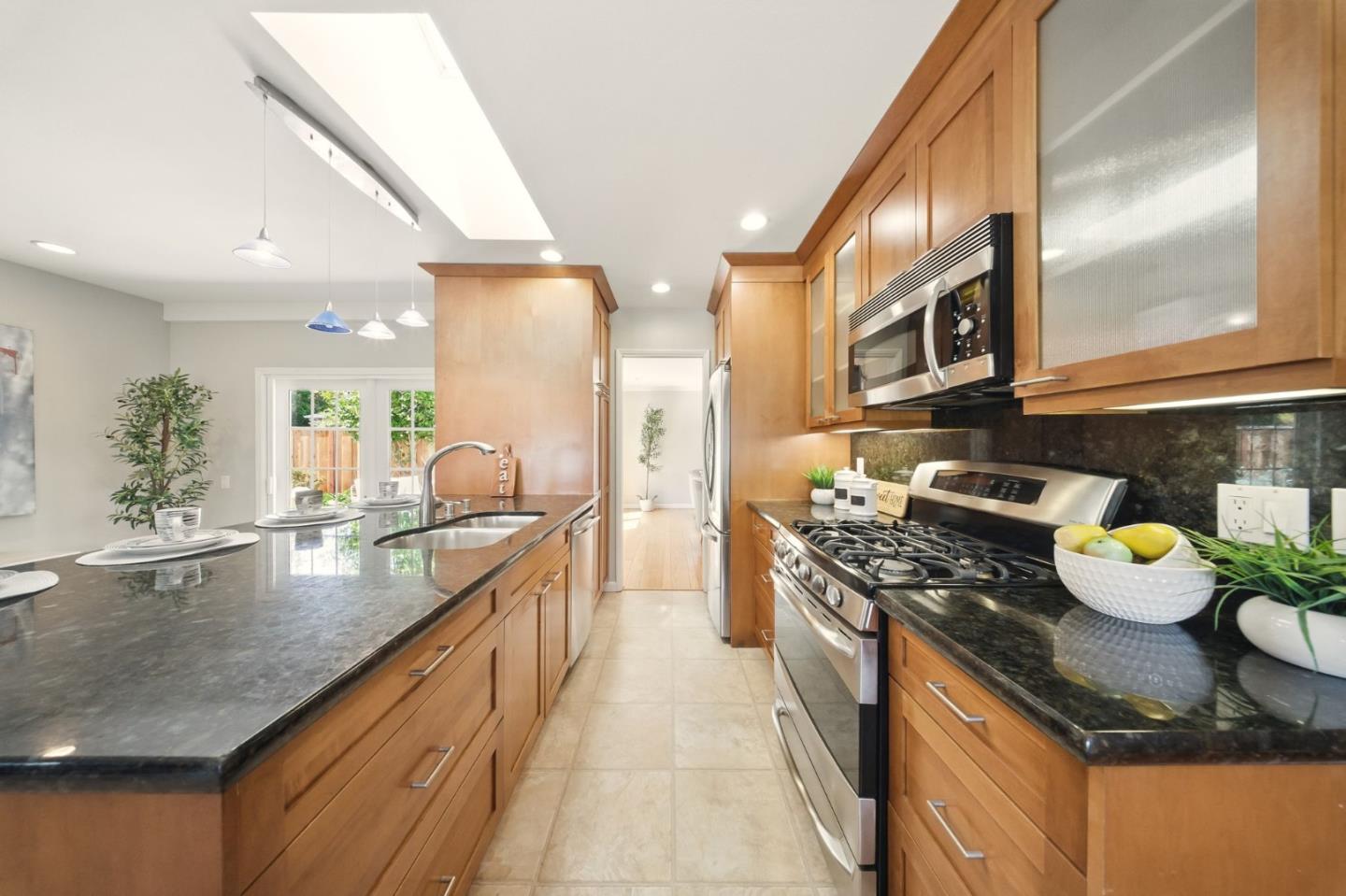 Detail Gallery Image 12 of 38 For 1079 Brighton Pl, Mountain View,  CA 94040 - 4 Beds | 2/1 Baths