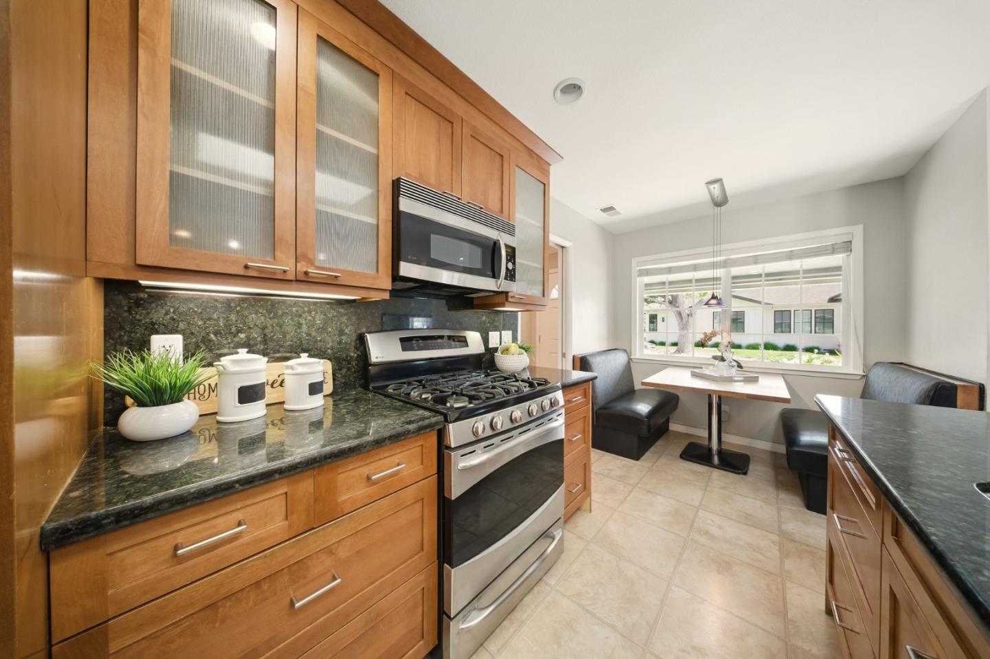 Detail Gallery Image 13 of 38 For 1079 Brighton Pl, Mountain View,  CA 94040 - 4 Beds | 2/1 Baths