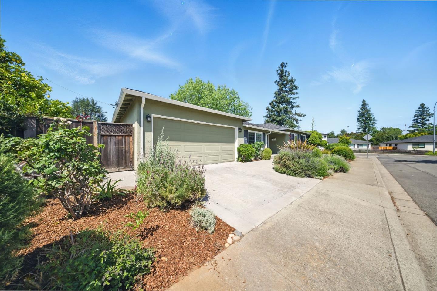Detail Gallery Image 2 of 38 For 1079 Brighton Pl, Mountain View,  CA 94040 - 4 Beds | 2/1 Baths