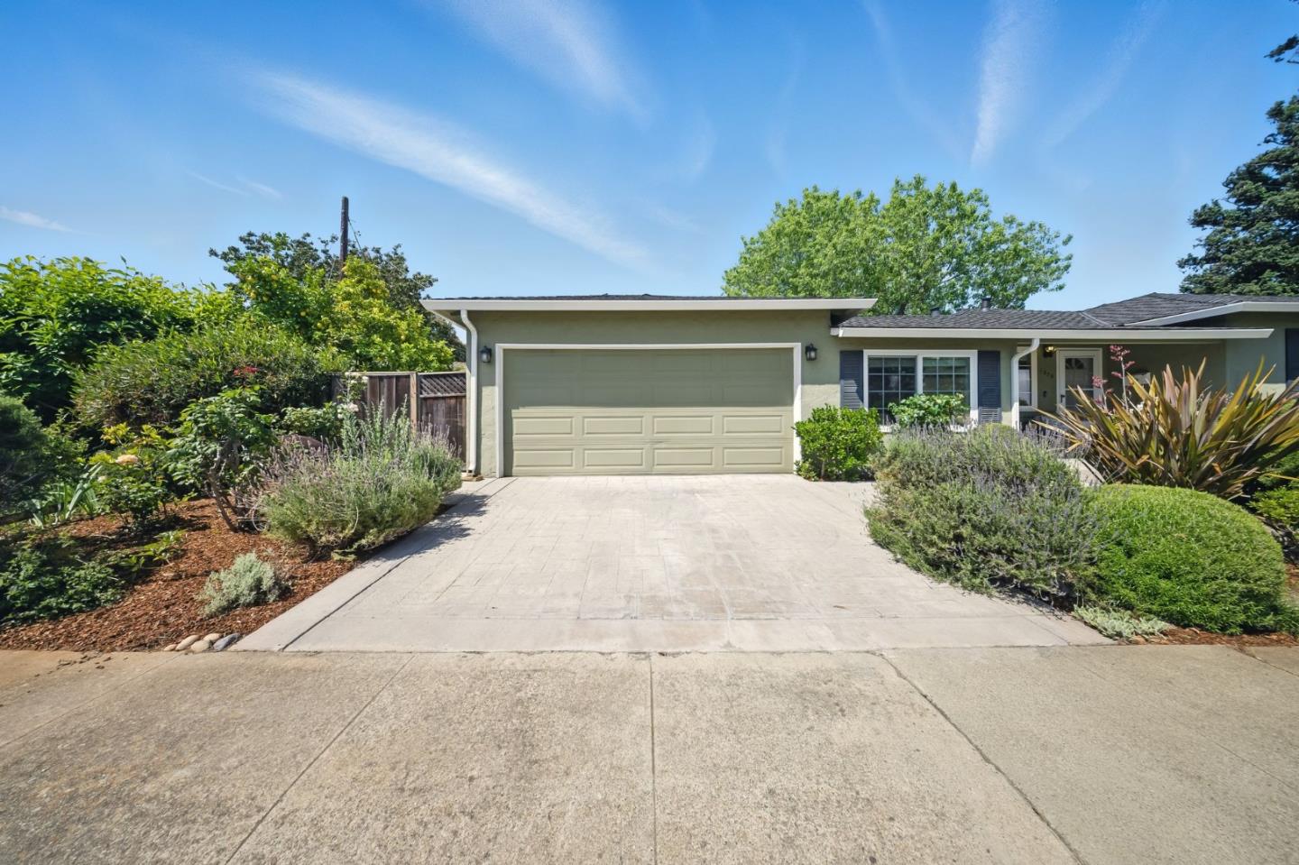 Detail Gallery Image 3 of 38 For 1079 Brighton Pl, Mountain View,  CA 94040 - 4 Beds | 2/1 Baths