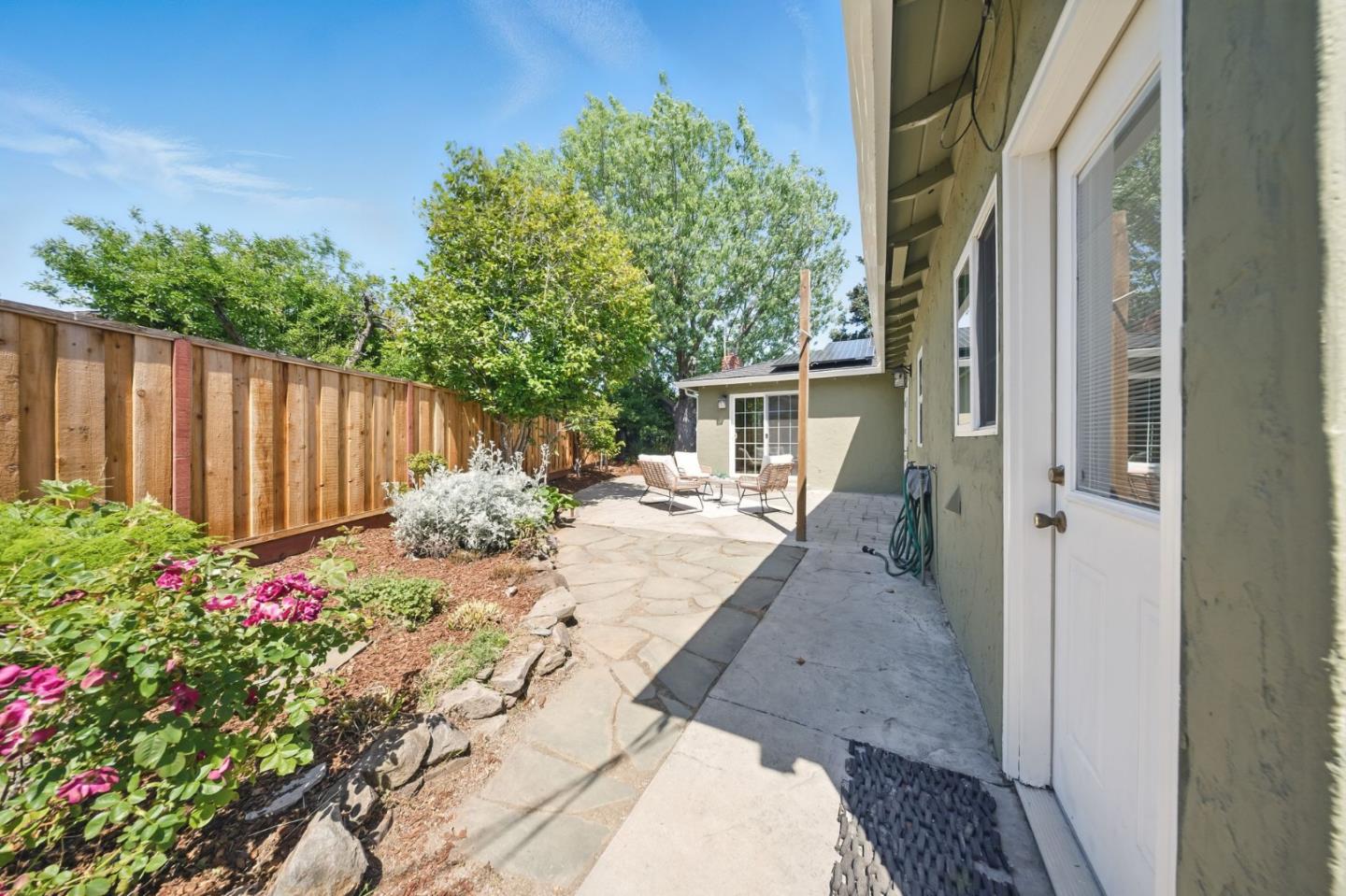 Detail Gallery Image 31 of 38 For 1079 Brighton Pl, Mountain View,  CA 94040 - 4 Beds | 2/1 Baths
