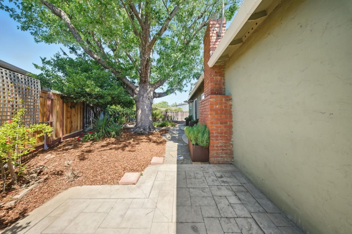 Detail Gallery Image 32 of 38 For 1079 Brighton Pl, Mountain View,  CA 94040 - 4 Beds | 2/1 Baths