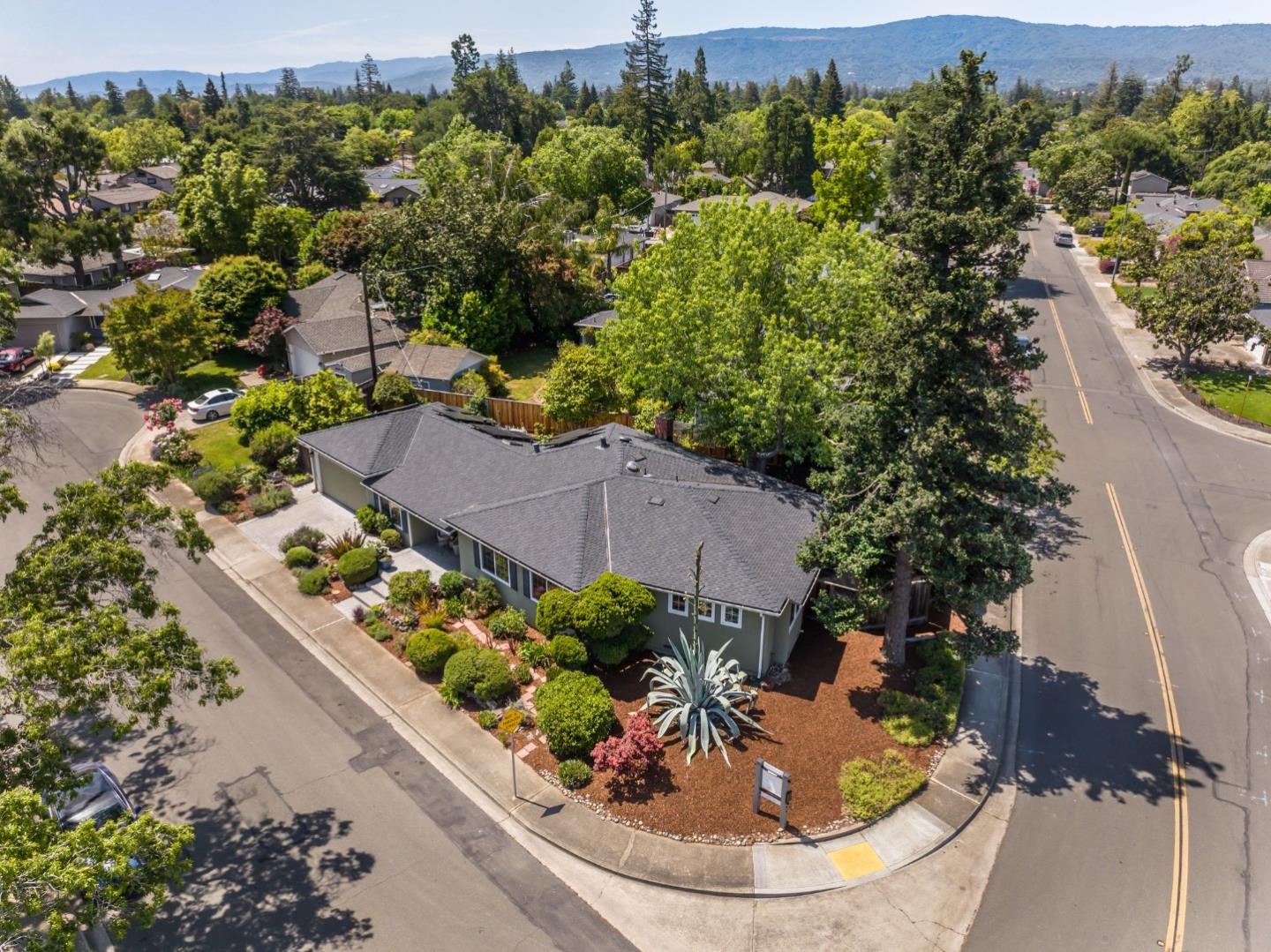 Detail Gallery Image 36 of 38 For 1079 Brighton Pl, Mountain View,  CA 94040 - 4 Beds | 2/1 Baths