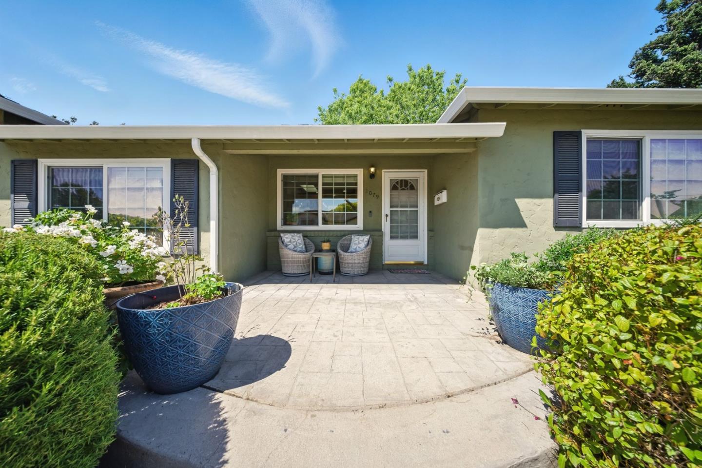 Detail Gallery Image 5 of 38 For 1079 Brighton Pl, Mountain View,  CA 94040 - 4 Beds | 2/1 Baths