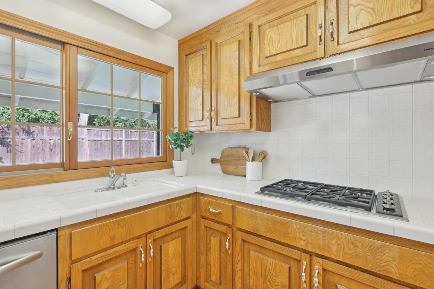 Detail Gallery Image 11 of 46 For 1130 Runnymead Dr, Los Altos,  CA 94024 - 4 Beds | 3/1 Baths
