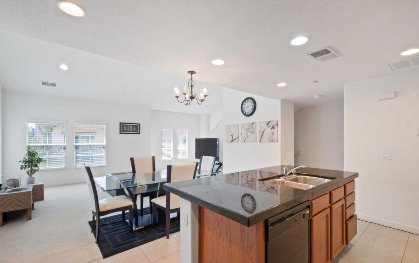 Detail Gallery Image 11 of 26 For 207 Montevina Way, Hayward,  CA 94545 - 3 Beds | 3/1 Baths