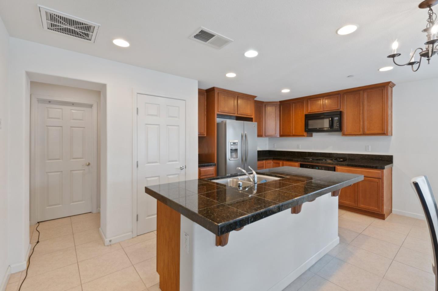 Detail Gallery Image 13 of 26 For 207 Montevina Way, Hayward,  CA 94545 - 3 Beds | 3/1 Baths