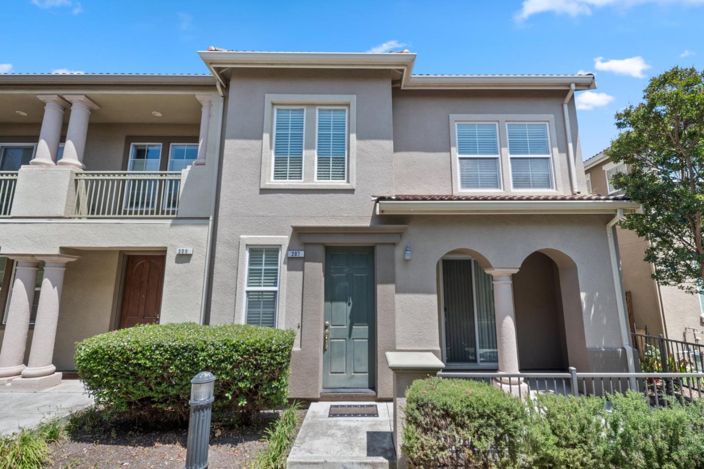 Detail Gallery Image 3 of 26 For 207 Montevina Way, Hayward,  CA 94545 - 3 Beds | 3/1 Baths