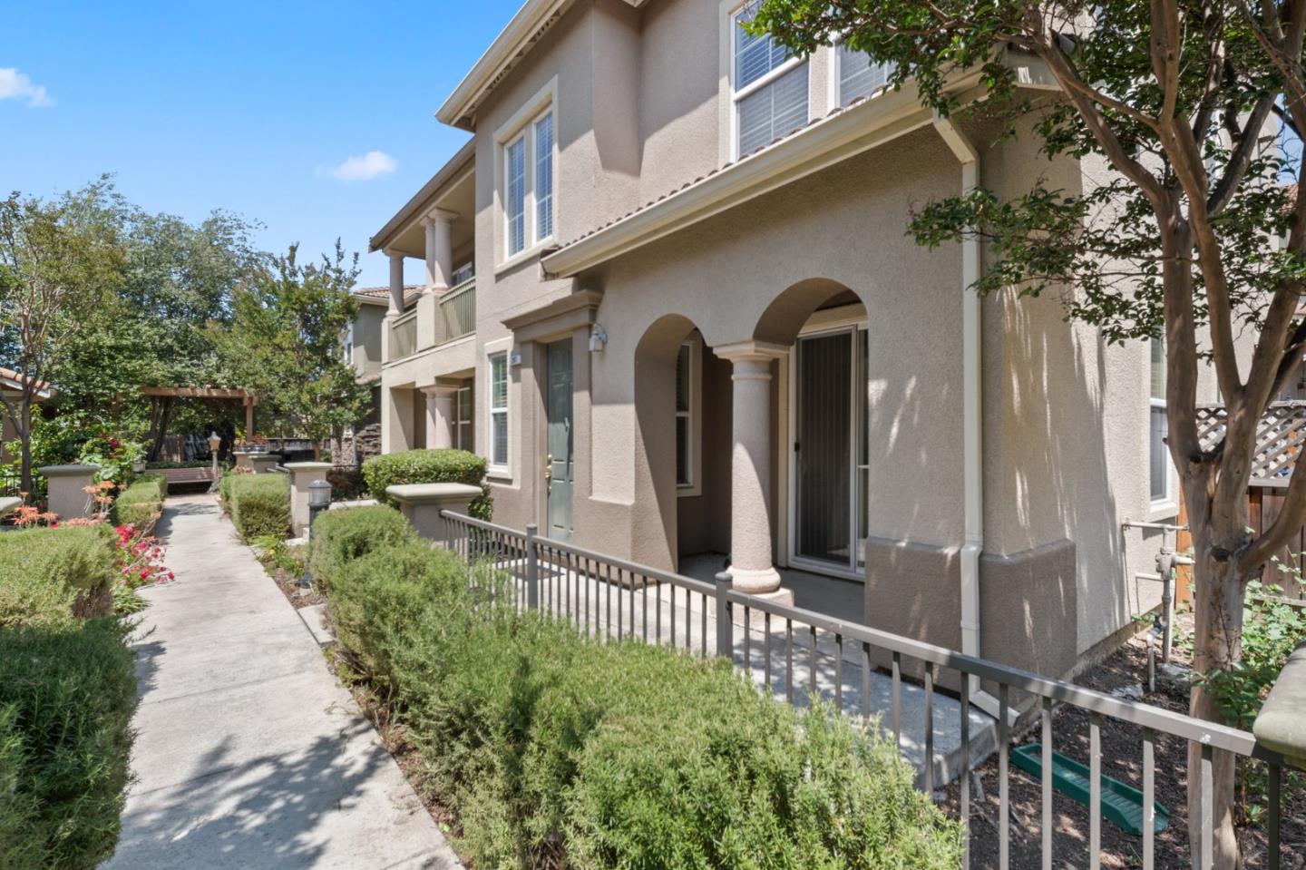 Detail Gallery Image 4 of 26 For 207 Montevina Way, Hayward,  CA 94545 - 3 Beds | 3/1 Baths